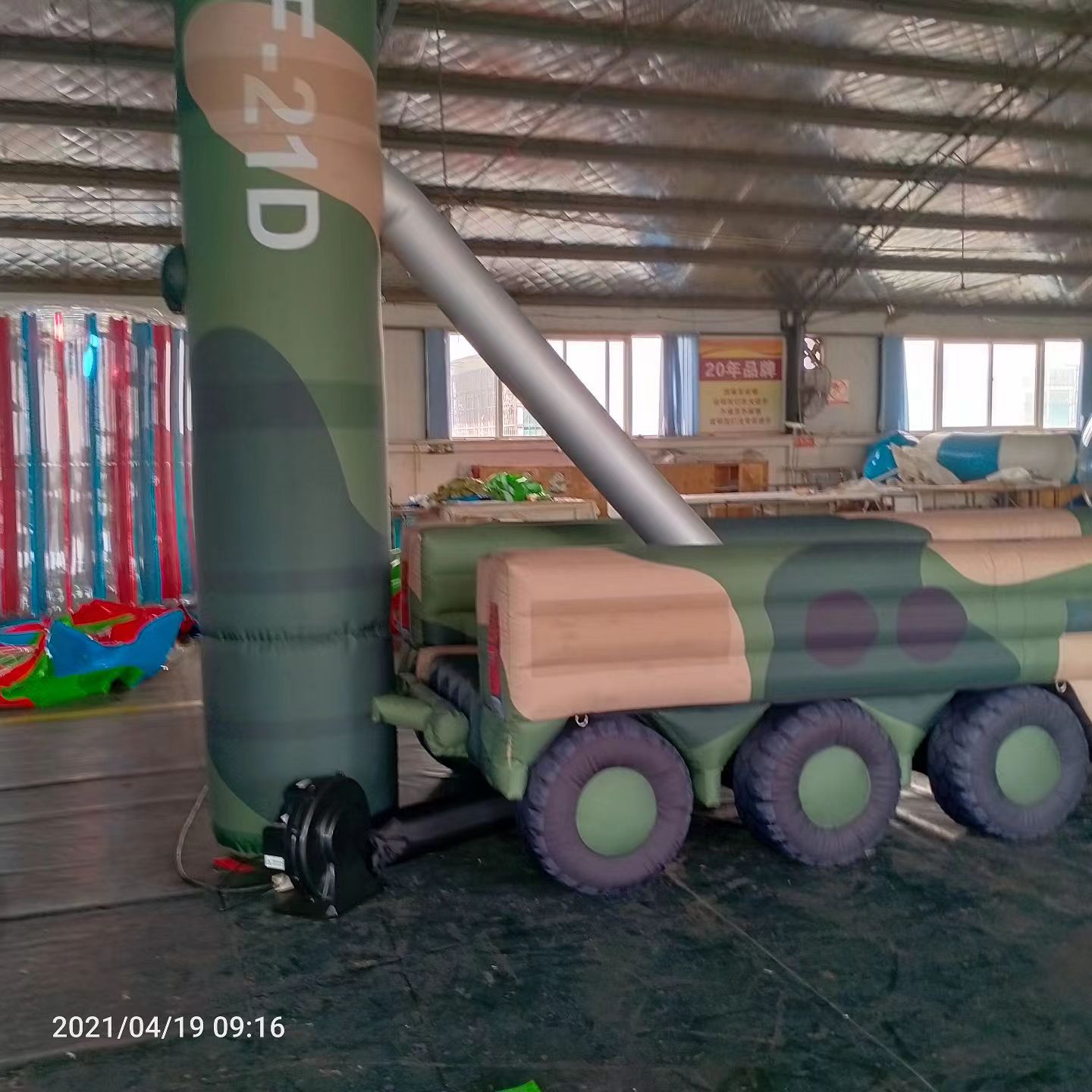 隆林军事演习中的充气目标车辆：模拟发射车雷达车坦克飞机